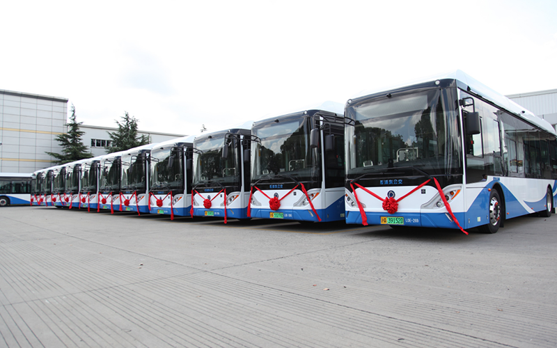 2014年，32輛全新申龍SLK6109鋁身混合動力客車批量交付上海浦東公交投入使用。